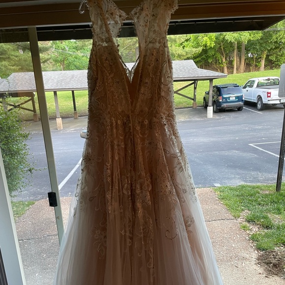 NEVER WORN-Size 22 Kleinfield Wedding Dress